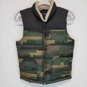 Gap Boys Camouflage Puffer Vest Size Medium 8-9 Full Zip Sherpa Neck Colorblock